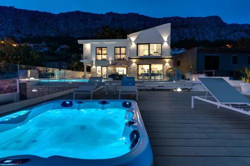 Seaview Villa Nautique, a 3-bedroom villa with a 32 sqm heated private pool and a Whirlpool