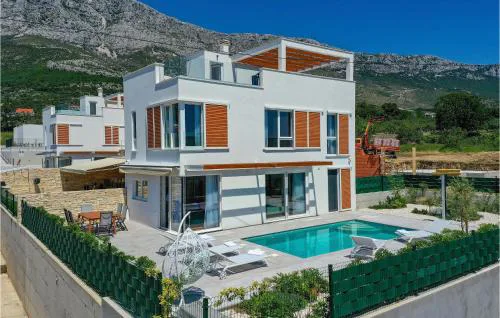 Amazing Home In Kastel Gomilica
