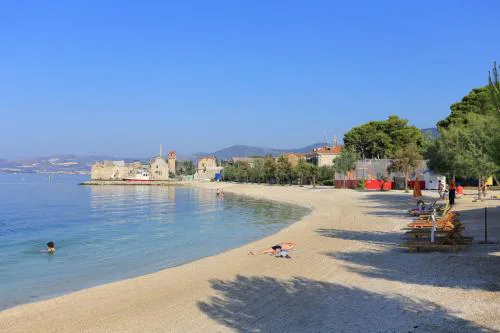Apartments by the sea Kastel Gomilica, Kastela - 22370