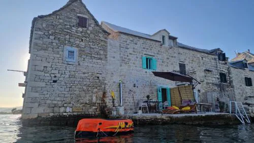 Apartments by the sea Kastel Gomilica, Kastela - 24701