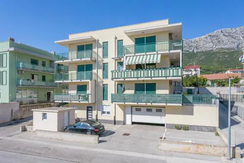 Apartments with a parking space Kastel Gomilica, Kastela - 21630