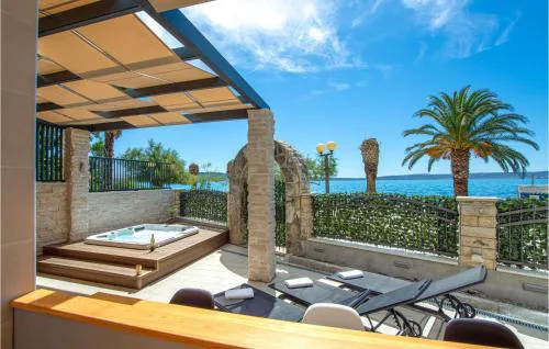 Beautiful Apartment In Kastel Gomilica