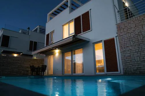 TI Amo Holiday House with heathed pool