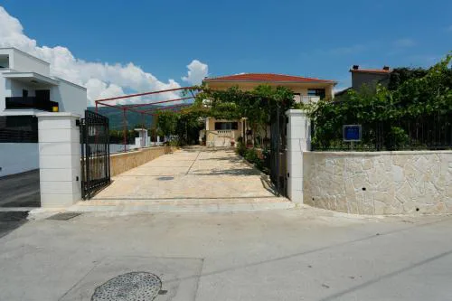 Apartments with parking spaces Kastel Kambelovac, Kastela - 20993