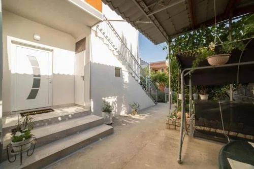 Apartments with a parking space Kastel Kambelovac, Kastela - 24311