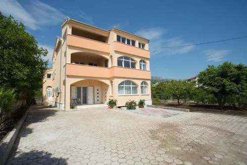 Apartments with parking spaces Kastel Kambelovac, Kastela - 21071