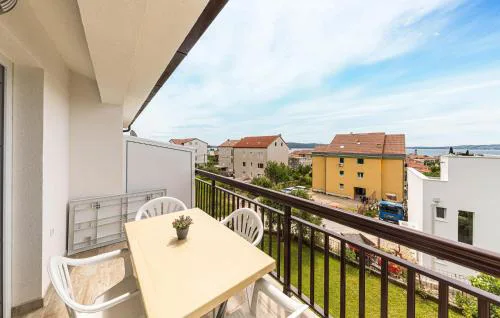 Cozy Apartment In Kastel Kambelovac