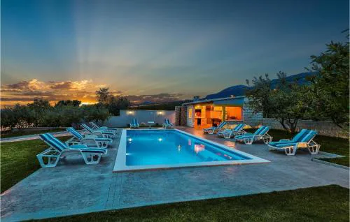 Holiday Home In Kastel Kambelovac