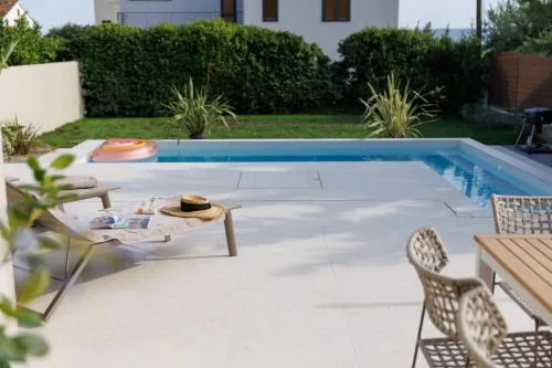 Villa Botanica - Elegant family house with beautiful pool and garden near the sea