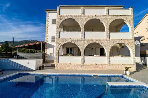 Villa Relax - beautiful Apartment with heated saltwater pool & jacuzzi