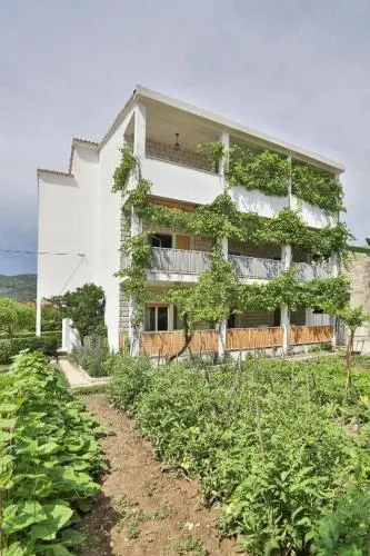 Apartments with parking spaces Kastel Luksic, Kastela - 21073