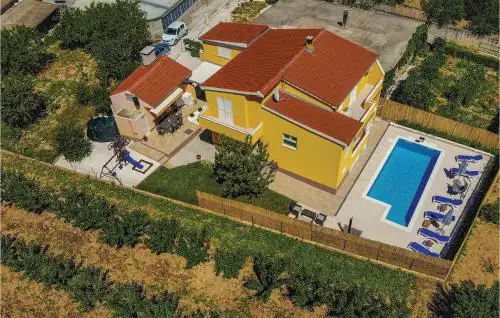 Cozy Home In Kastel Luksic