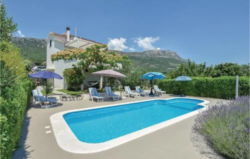 Four-Bedroom Apartment Kastel Luksic With Sea View 06