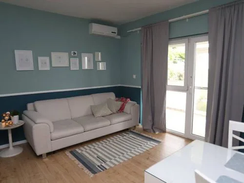Garden Oasis - Ka tel Luk i - One Bedroom Apartment with Balcony
