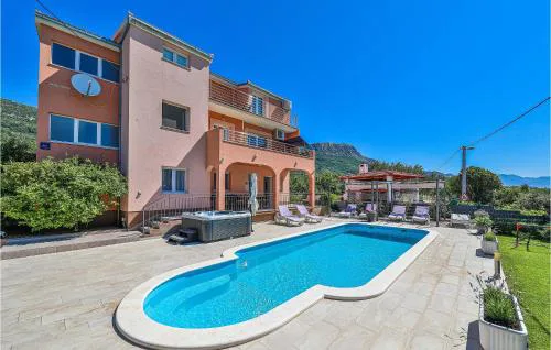 Nice Home In Kastel Luksic With Jacuzzi