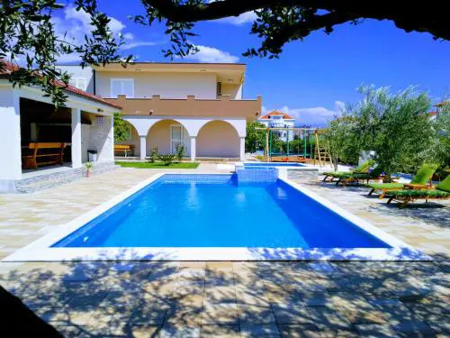 Apartment House Kaštela with heated pool & jacuzzi
