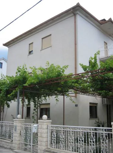 Apartments with parking spaces Kastel Stafilic, Kastela - 20662