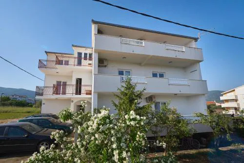 Apartments with a parking space Kastel Stafilic, Kastela - 23905