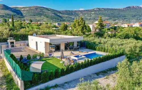 Cozy Home In Kastel Novi