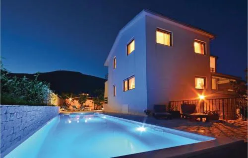 Cozy Home In Kastel Novi