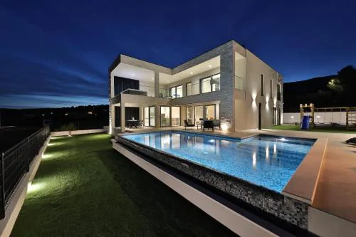 Luxury Villa Sunlife with pool