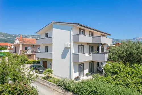 Apartments with parking spaces Kastel Novi, Kastela - 22702