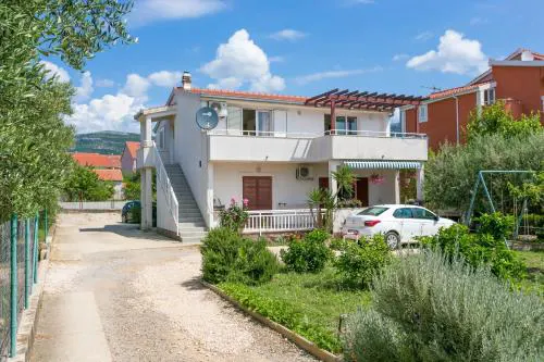 Apartments with parking spaces Kastel Stafilic, Kastela - 20843