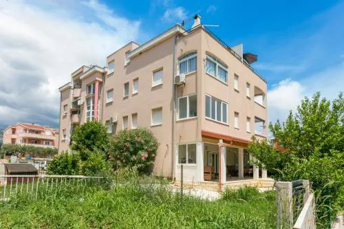 Apartments with a parking space Kastel Stafilic, Kastela - 20926