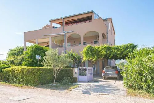 Apartments with parking spaces Kastel Stafilic, Kastela - 22665