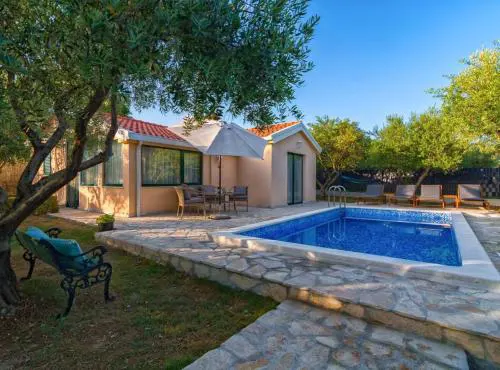 Hidden Gem Holiday Home with Pool in Kastel Stafilic