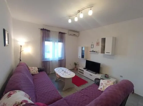 Spacious Kastela Apartment with Balcony and Mountain Views Near the Sea