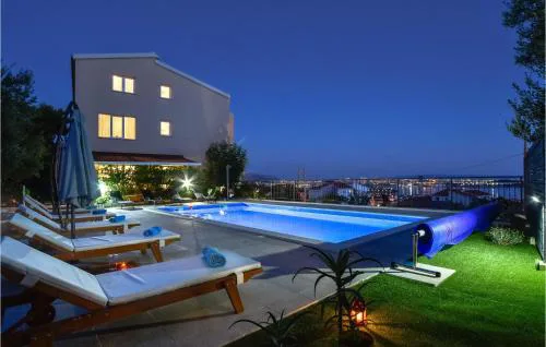 Amazing Home In Kastel Sucurac