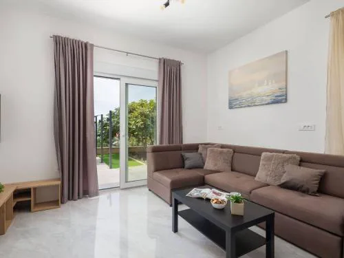 Contemporary Apartment with Terrace and Spacious Garden - Two Bedroom Apartment with Terrace