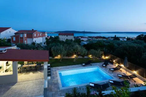 Mary - Apartment with private pool & garden