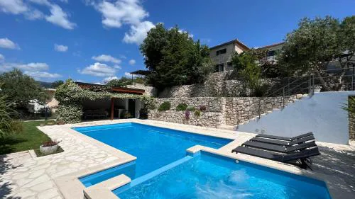 Holiday House Vita - Heated pool, Large massage tub and Sports court