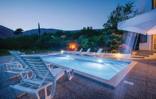 Spacious apartment with swimming pool