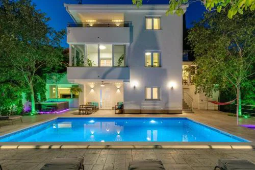 Villa Zara with 32 sqm heated Pool, Jacuzzi, Billiard, Tennis table, 8pax