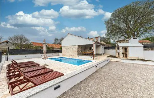 Awesome Home In Lecevica