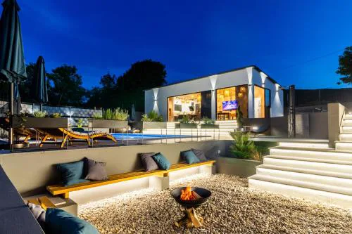 Jackal Holiday House with a heated pool and a jacuzzi