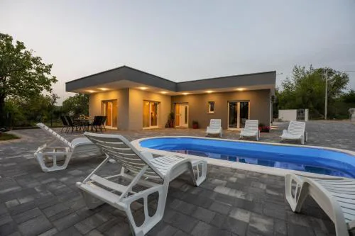 Villa Nadalina, Cista Provo