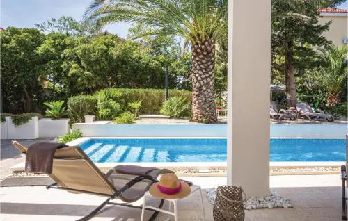 3 Bedroom Cozy Apartment In Makarska