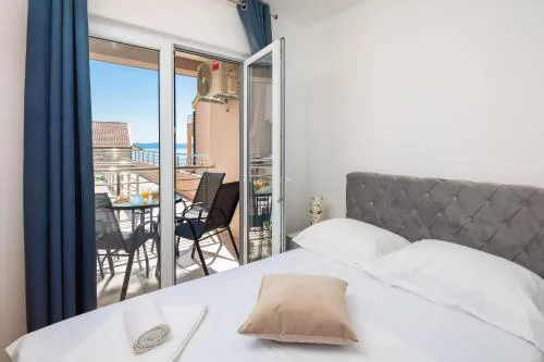 Apartment Noa with sea view and private parking