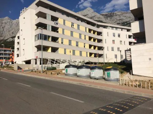 Apartments with a parking space Makarska - 13871