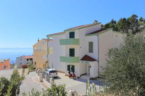 Apartments with parking spaces Makarska - 18213