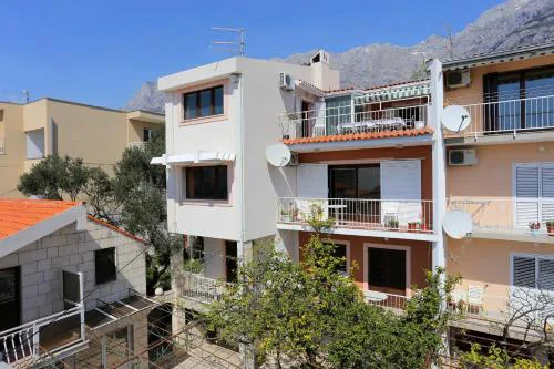 Apartments with parking spaces Makarska - 9506