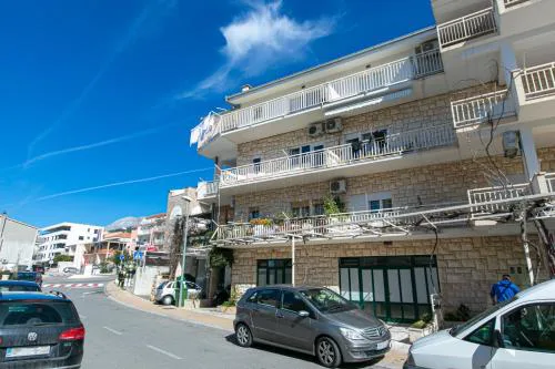 Apartments with WiFi Makarska - 19995