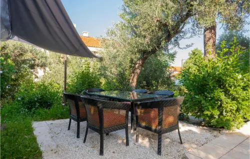Beautiful Apartment In Makarska
