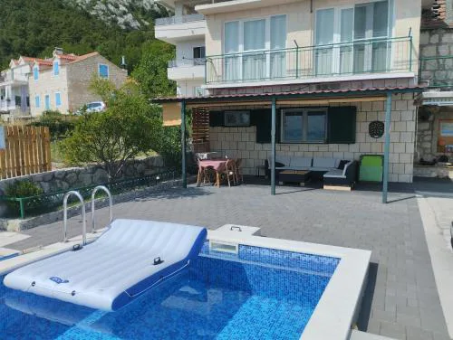 Family friendly house with a swimming pool Makarska - 24636