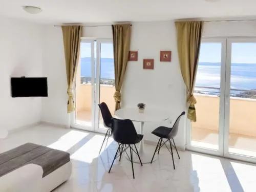 Apartment in Makarska with garden