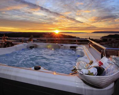 Luxury penthouse with jacuzzi, panoramic view